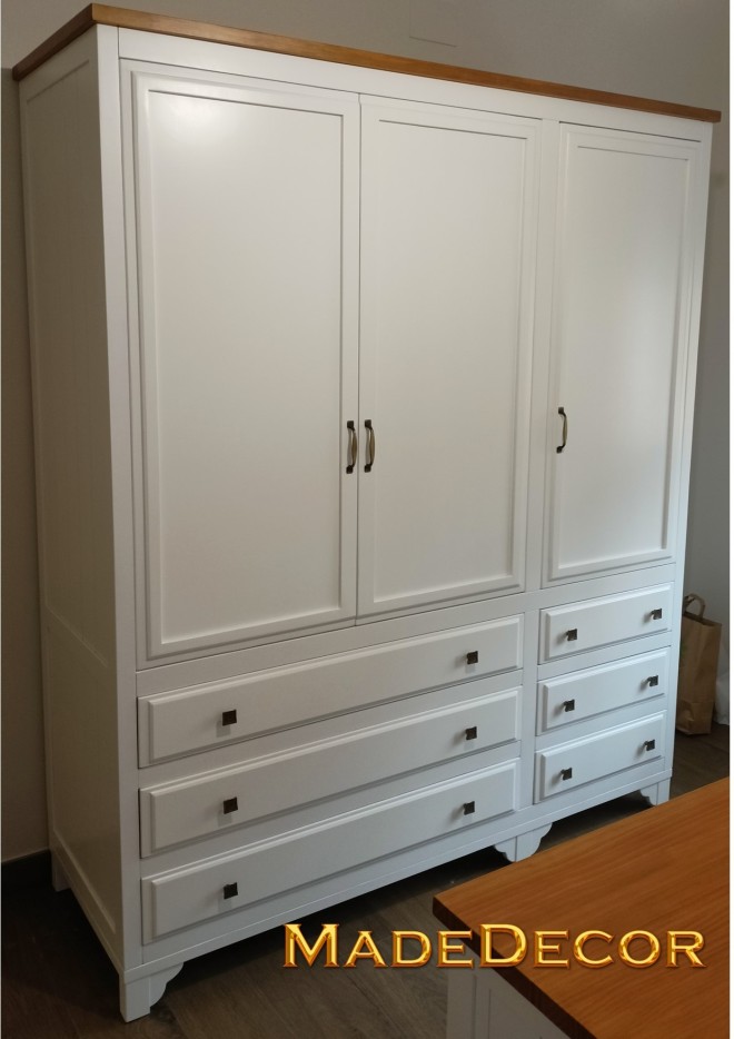 ARMARIO DE MADERA LACADA Y NOGAL CON 3 PUERTAS Y 6 CAJONES