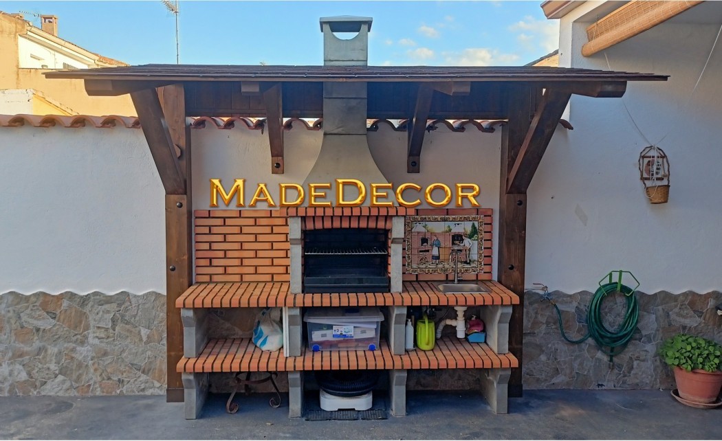 PORCHE DE MADERA CON IMPERMEABILIZACIÓN DE TEJA ASFÁLTICA