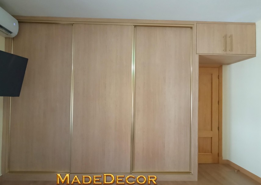 ARMARIO CON PUERTAS CORREDERAS Y ALTILLO INTEGRADO