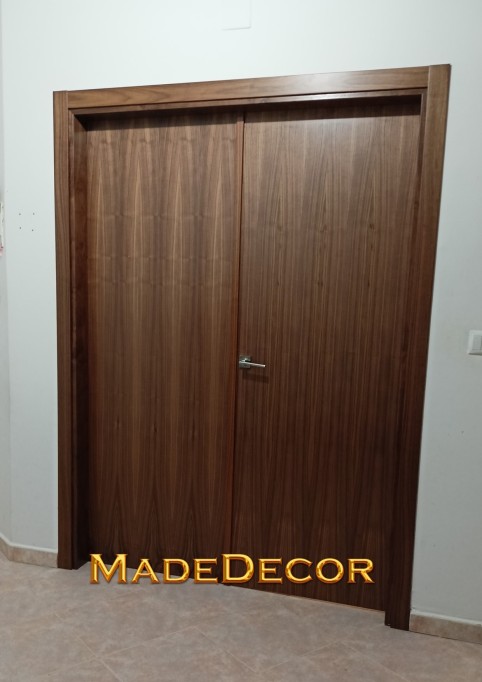 PUERTA LISA MADERA NOGAL